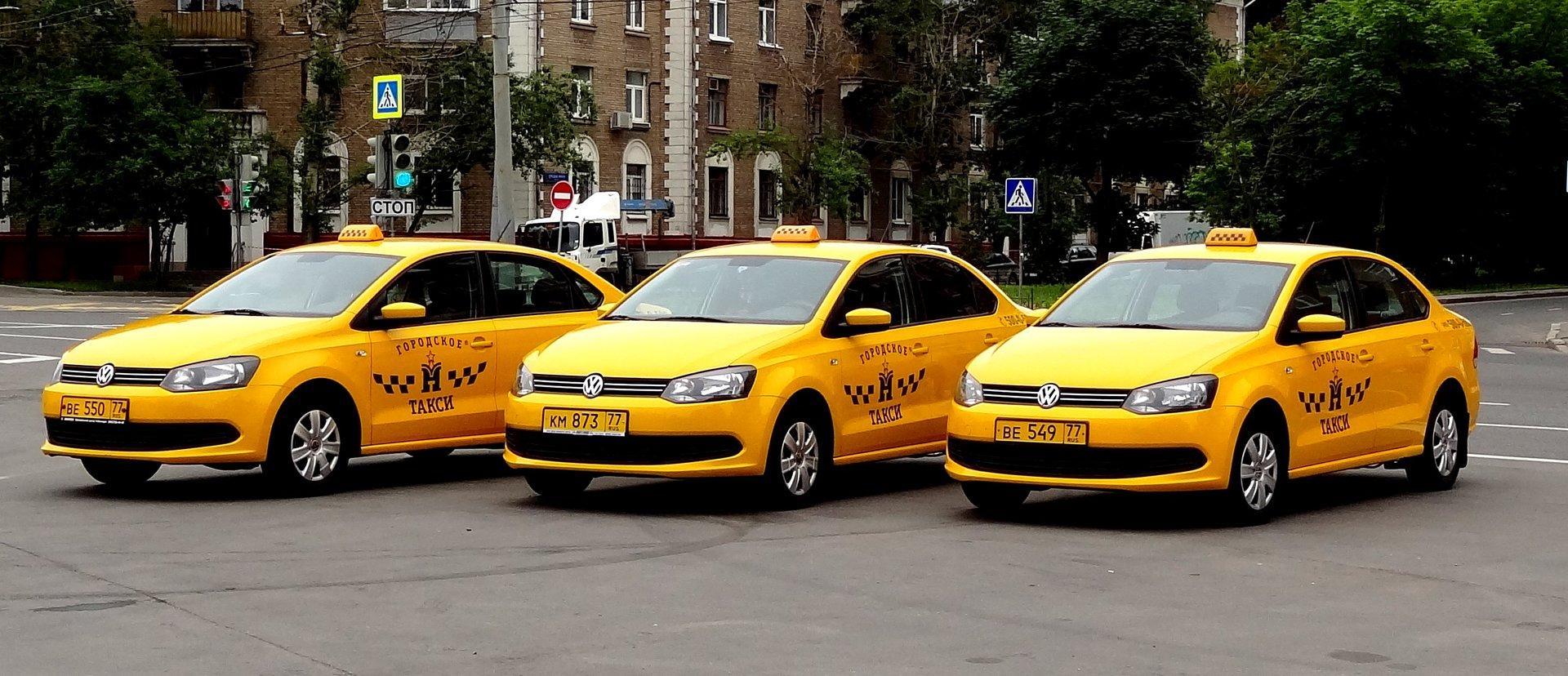 Нужны заказы на такси. Машина "такси". Автомобиль «такси». Легковой автомобиль такси. Желтое такси.