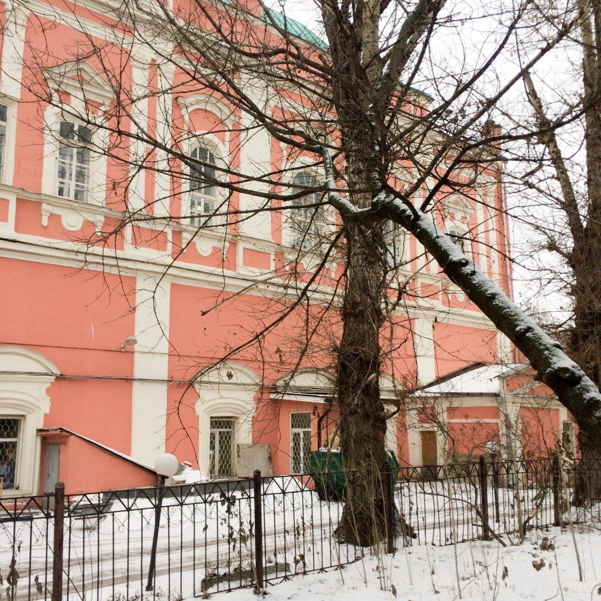 Москва яковоапостольский пер 8. Храм в Барашах в Москве. Воскресения Словущего в Барашах. Церковь Воскресения в Барашах. Церковь в Барашах на Покровке.